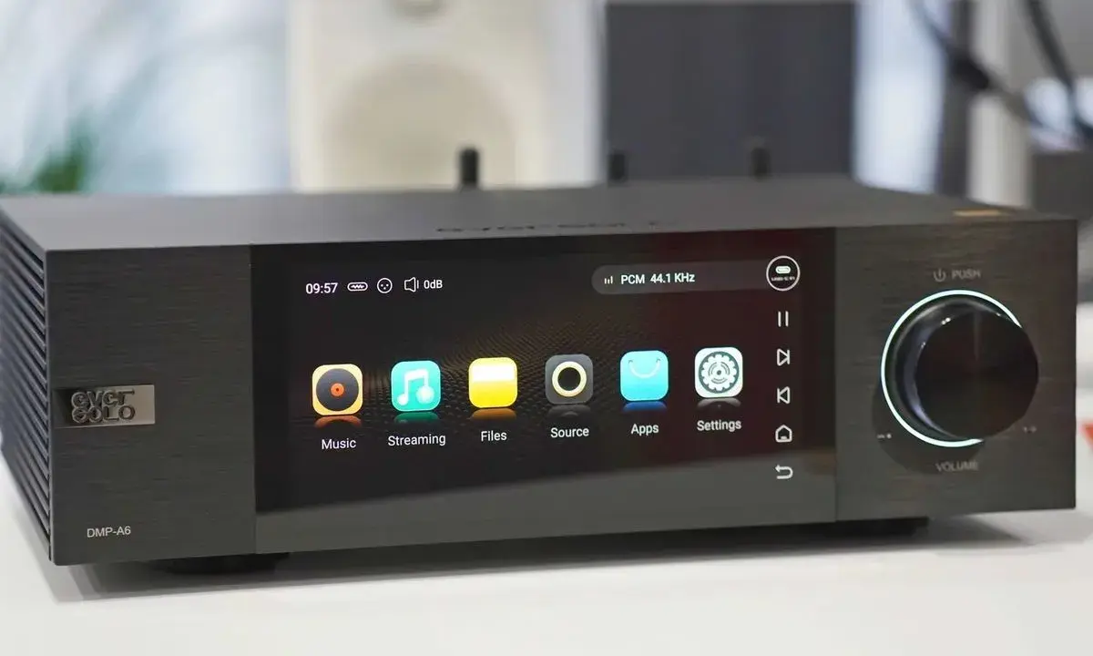 Lecteur audio DMP-A6 avec écran tactile affichant les options de musique, streaming, fichiers, source, apps et réglages. Le son est en PCM 44.1 KHz, idéal pour le dsd audio.