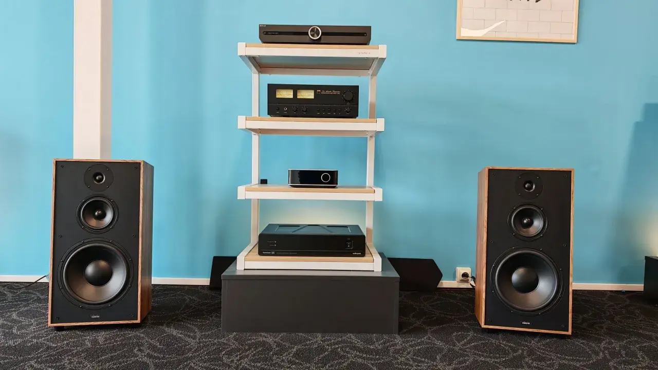 Ensemble audio avec enceintes, amplificateur et lecteur CD. Une connectique USB C est visible sur l'un des appareils.