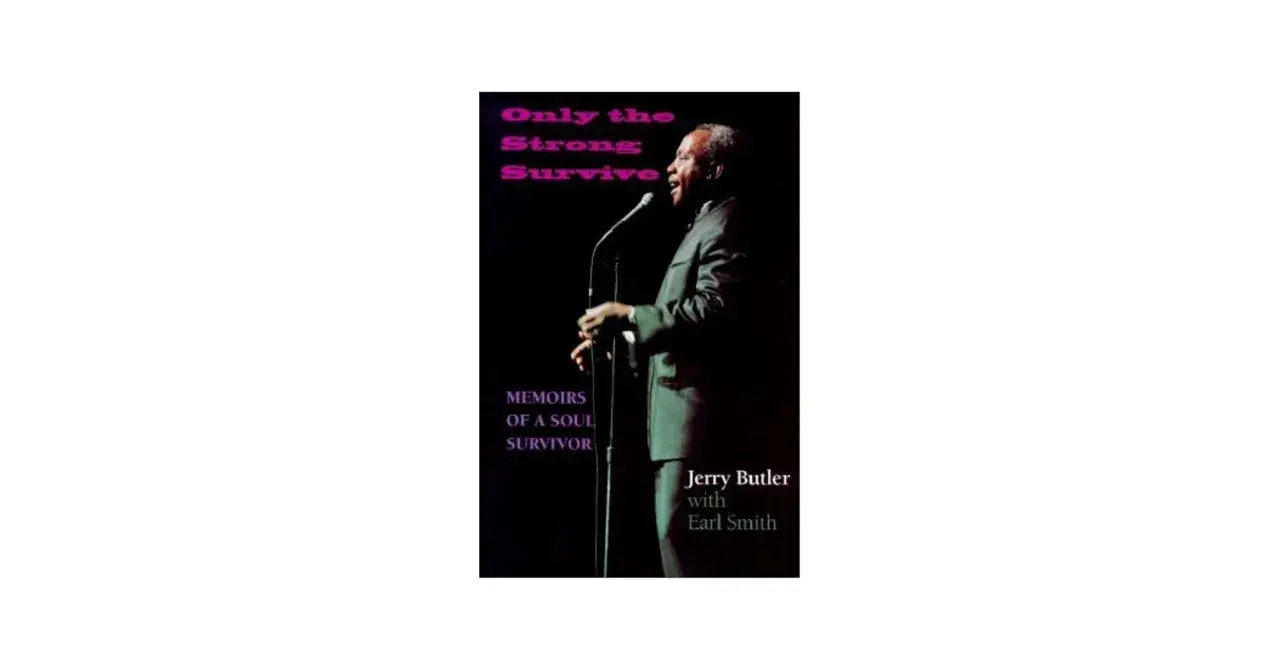 Jerry Butler, chanteur soul, devant un micro. Le titre du livre "Only the Strong Survive" suggère une vie de résilience.