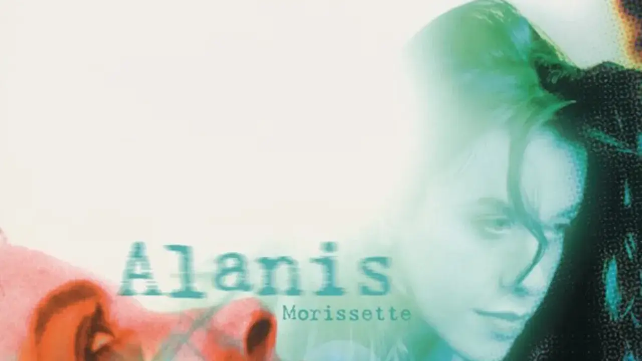 Alanis Morissette, visage en gros plan, évoquant le sentiment d'une "jagged little pill" à travers une esthétique visuelle audacieuse.