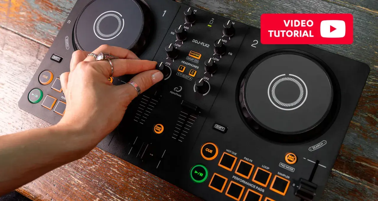 Apprenez comment devenir DJ débutant avec ce tutoriel vidéo sur une console DJ DDJ-FLX2. Une main ajuste les réglages.