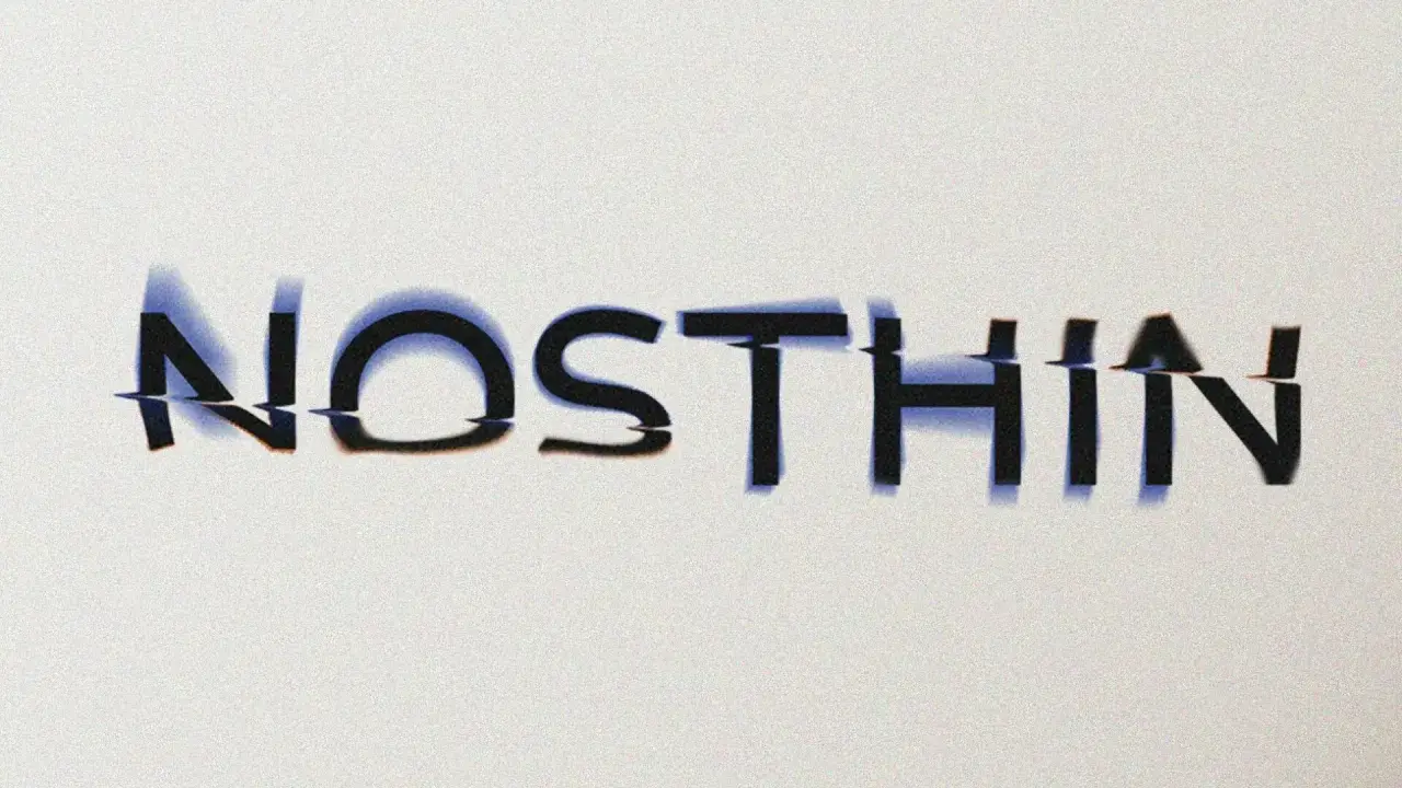 Le logo artiste musique "NOSTHIN" avec des lettres glitchées et une ombre bleutée sur fond blanc.