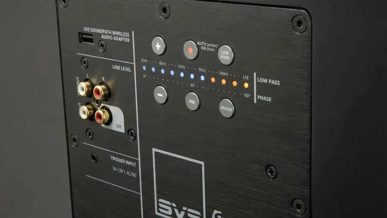 Panneau arrière d'un caisson de basse SVS. Connexions LFE, Line Level, et contrôles pour le réglage du caisson de basse : volume, phase, et filtre passe-bas.