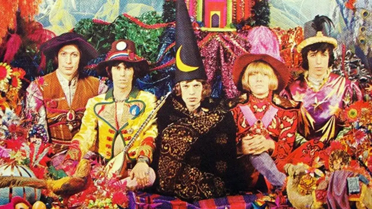 Les Rolling Stones, dans leur tenue psychédélique pour "Their Satanic Majesties Request", posent entourés de couleurs vives et de décorations extravagantes.