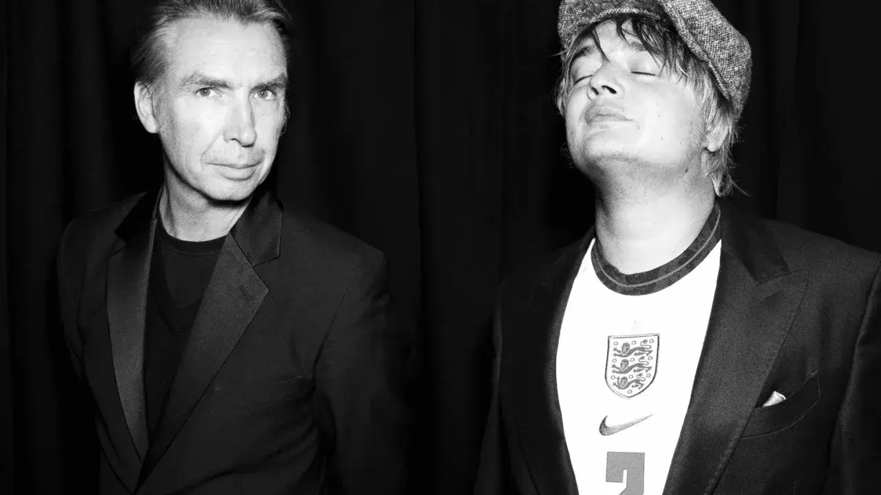 Peter Doherty, l'incarnation de la vie imaginaire entre poésie et crime, pose avec un autre homme.