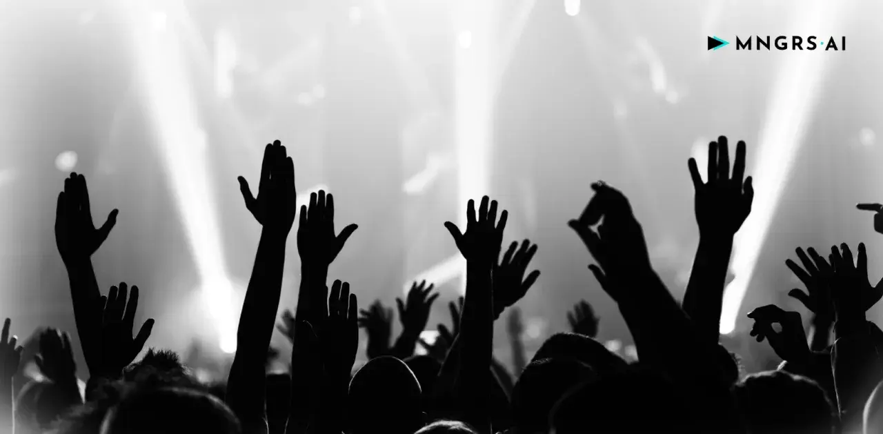 Foule en délire, mains levées vers la scène. Une image forte pour le marketing musical, capturant l'énergie d'un concert.