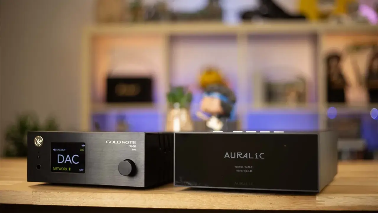 Deux appareils audio haut de gamme, un lecteur Blu-ray audiophile Gold Note DS-10 et un Auralic, sur un bureau.