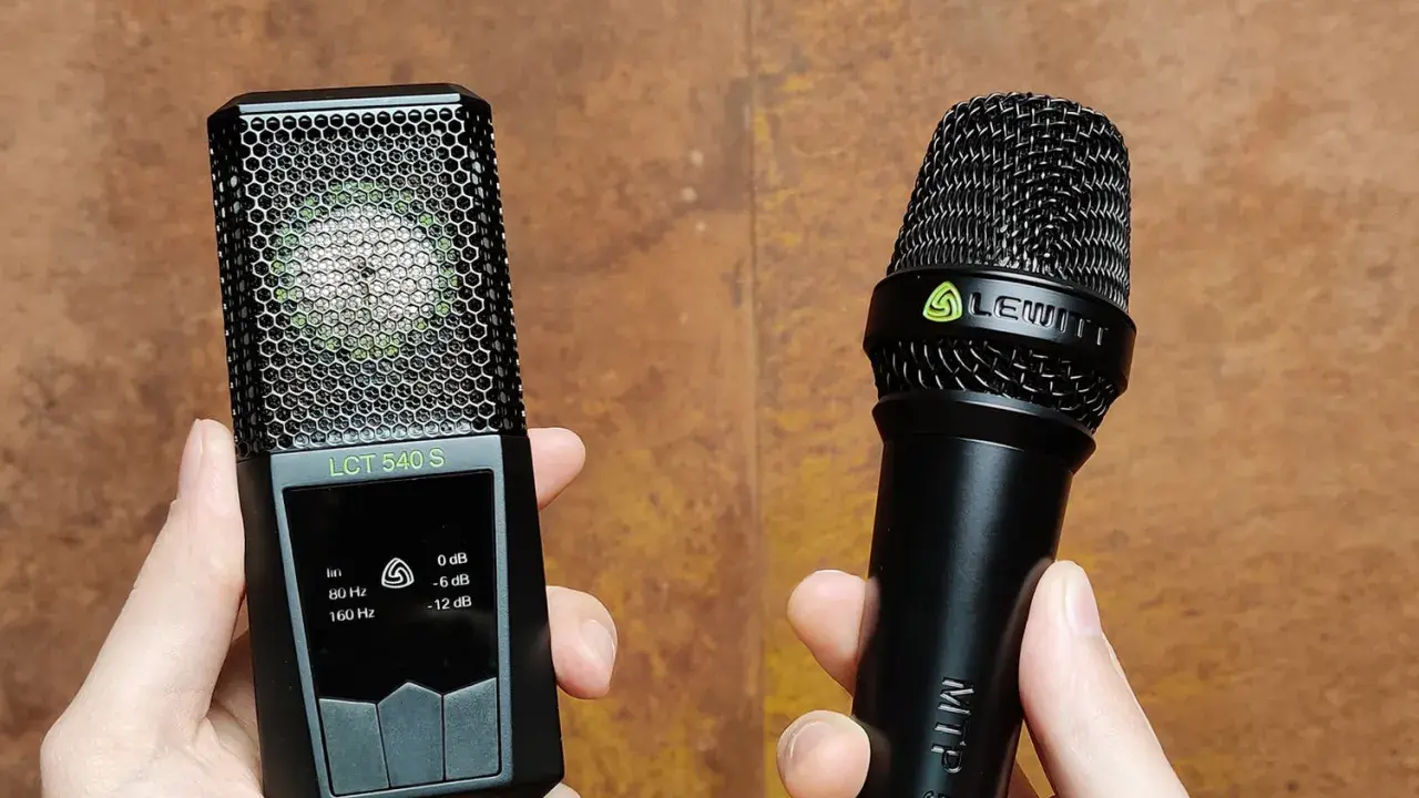 Deux microphones Lewitt, un micro condensateur LCT 540 S et un micro dynamique MTP 550 DI, tenus dans des mains.