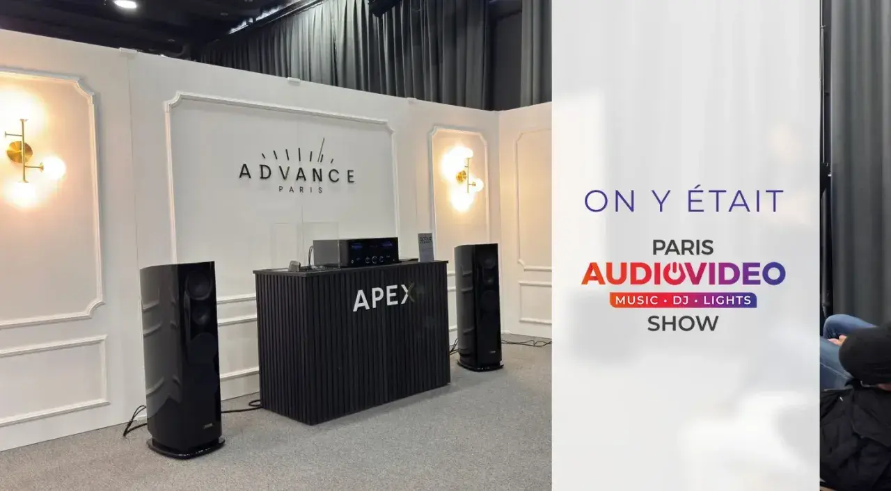 Stand audio haut de gamme avec enceintes noires et équipement Apex au salon AudioVideo Paris.