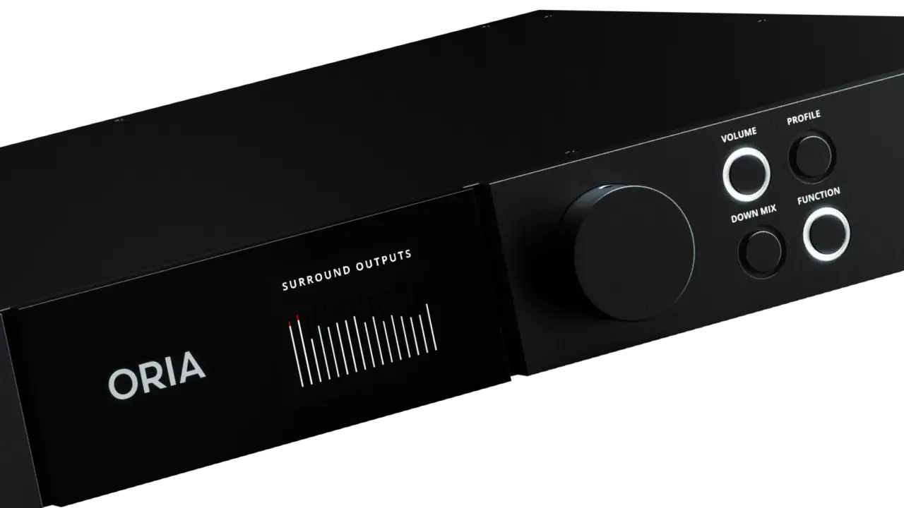 Un appareil audio noir ORIA avec un écran affichant des niveaux de sortie surround. Les commandes incluent un grand bouton rotatif et des boutons pour le volume, le profil, le down mix et la fonction, suggérant une expérience sonore immersive comme Dol...