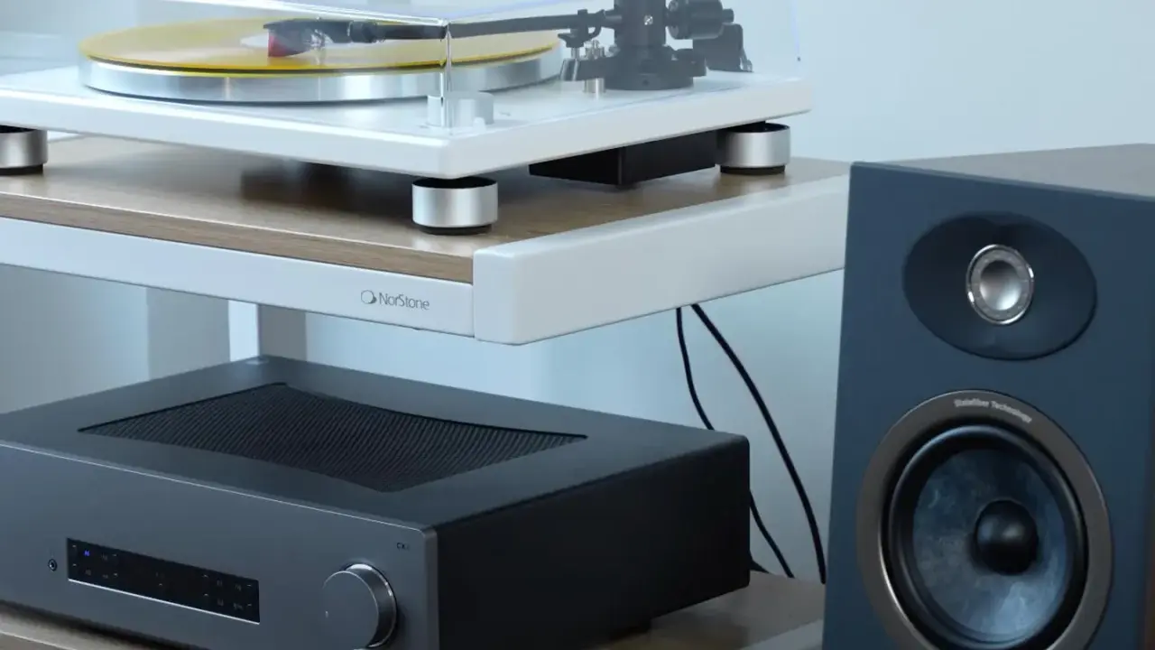 Platine vinyle, amplificateur et enceinte Focal. La connectique audio assure la liaison entre ces éléments pour une expérience sonore immersive.