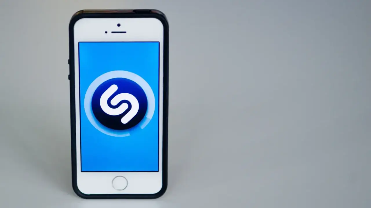Un smartphone affiche l'application Shazam, une aide précieuse pour identifier les instruments de musique et les chansons.