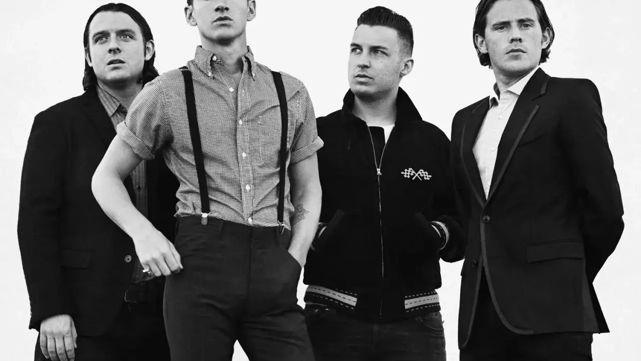 Les membres d'Arctic Monkeys posent pour une photo d'album. Le groupe est en noir et blanc, avec des styles variés.