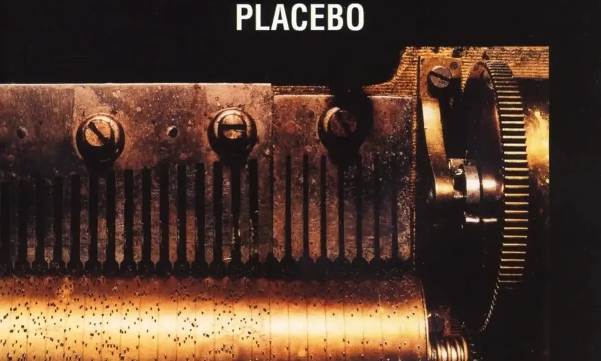 Mécanisme rouillé d'une boîte à musique, évoquant le "black market music" de Placebo. Des engrenages et des dents métalliques créent une mélodie sombre.