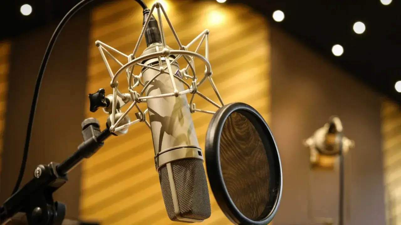 Microphone de studio prêt pour le mixage voix. Un filtre anti-pop est positionné pour une prise de son parfaite.