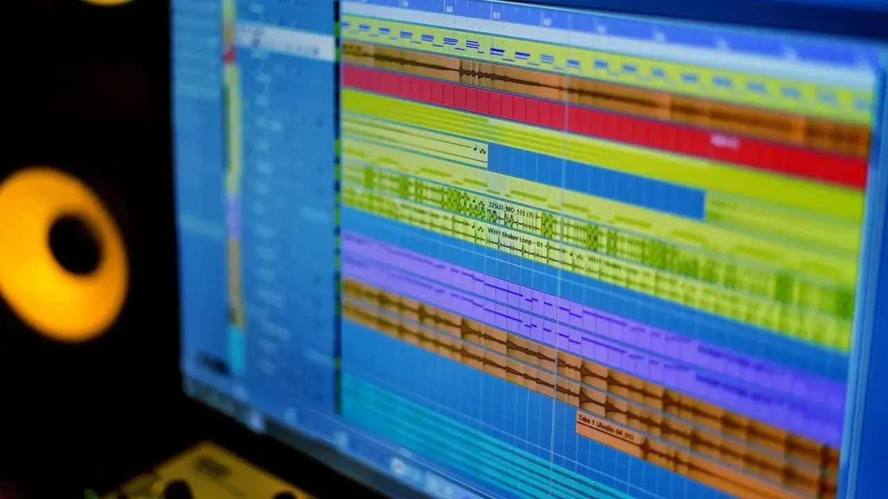 Écran d'ordinateur affichant une station de travail audio numérique (DAW) avec plusieurs pistes audio. Idéal pour explorer les options de **free daw windows**.