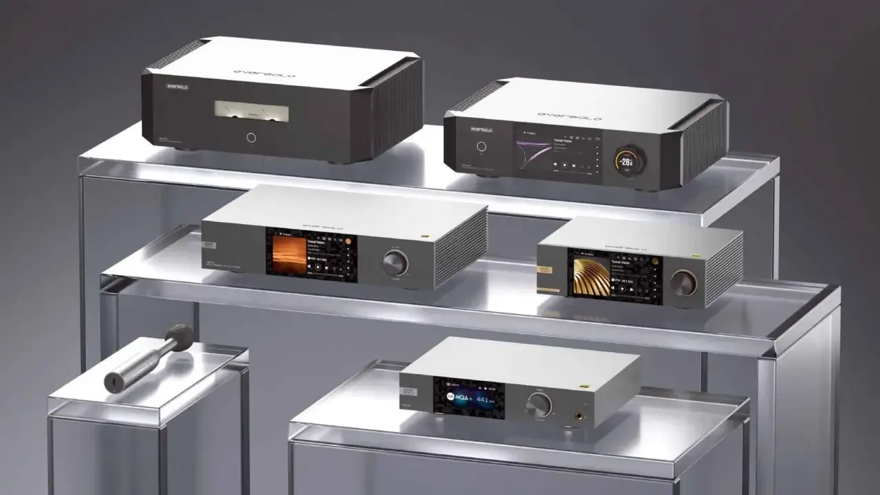 Plusieurs appareils audio haut de gamme, dont le meilleur préampli hifi du monde, sont présentés sur des étagères en verre.