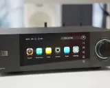 Lecteur audio DMP-A6 avec écran tactile affichant les options de musique, streaming, fichiers, source, apps et réglages. Le son est en PCM 44.1 KHz, idéal pour le dsd audio.