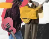Deux musiciens jouent de la guitare, une rouge et une jaune, sur un fond abstrait. Une scène de musique HD vibrante.