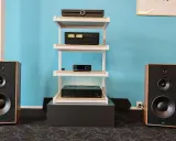 Ensemble audio avec enceintes, amplificateur et lecteur CD. Une connectique USB C est visible sur l'un des appareils.