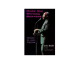 Jerry Butler, chanteur soul, devant un micro. Le titre du livre "Only the Strong Survive" suggère une vie de résilience.