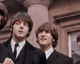 Les quatre membres des Beetle, reconnaissables à leurs costumes et leurs coupes de cheveux emblématiques, posent ensemble.