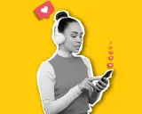 Une jeune influenceuse musique, casque sur les oreilles, navigue sur son téléphone. Des cœurs symbolisant les likes s'envolent.