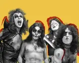 Le groupe Kiss, avec leurs maquillages iconiques, pose sur fond jaune. Un des membres hurle, prêt à enflammer la scène.