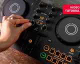 Apprenez comment devenir DJ débutant avec ce tutoriel vidéo sur une console DJ DDJ-FLX2. Une main ajuste les réglages.