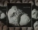 Pochette de l'album "Songs of a Lost World" de The Cure, avec des gros plans de rochers texturés.