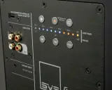 Panneau arrière d'un caisson de basse SVS. Connexions LFE, Line Level, et contrôles pour le réglage du caisson de basse : volume, phase, et filtre passe-bas.