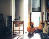 Guitars, clavier, micro et casque, tout le nécessaire pour devenir compositeur.