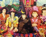 Les Rolling Stones, dans leur tenue psychédélique pour "Their Satanic Majesties Request", posent entourés de couleurs vives et de décorations extravagantes.