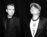 Peter Doherty, l'incarnation de la vie imaginaire entre poésie et crime, pose avec un autre homme.