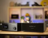 Deux appareils audio haut de gamme, un lecteur Blu-ray audiophile Gold Note DS-10 et un Auralic, sur un bureau.