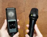Deux microphones Lewitt, un micro condensateur LCT 540 S et un micro dynamique MTP 550 DI, tenus dans des mains.