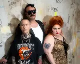 Un groupe d'amis, un vrai gossip groupe, pose devant un mur tagué. L'un porte un t-shirt "Detroit", l'autre une robe léopard, le troisième des lunettes de soleil.