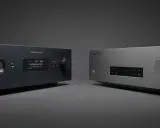 Deux amplis hi-fi, un NAD noir et un Cambridge CXA argenté, côte à côte. Avis sur ampli Cambridge CXA.