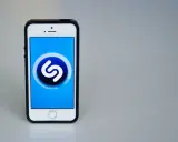 Un smartphone affiche l'application Shazam, une aide précieuse pour identifier les instruments de musique et les chansons.