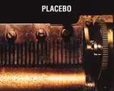 Mécanisme rouillé d'une boîte à musique, évoquant le "black market music" de Placebo. Des engrenages et des dents métalliques créent une mélodie sombre.
