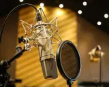 Microphone de studio prêt pour le mixage voix. Un filtre anti-pop est positionné pour une prise de son parfaite.
