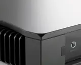 Gros plan sur le Rega Aethos, amplificateur hi-fi au design épuré avec ses ailettes de refroidissement et ses boutons de commande.