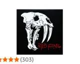 Crâne de tigre à dents de sabre blanc sur fond noir, avec un œil rouge et le texte "RED FANG" en rouge.