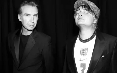 Peter Doherty, l'incarnation de la vie imaginaire entre poésie et crime, pose avec un autre homme.
