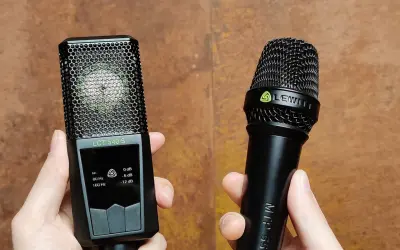 Deux microphones Lewitt, un micro condensateur LCT 540 S et un micro dynamique MTP 550 DI, tenus dans des mains.