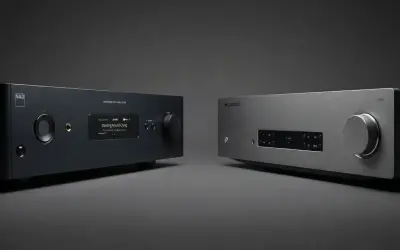 Deux amplis hi-fi, un NAD noir et un Cambridge CXA argenté, côte à côte. Avis sur ampli Cambridge CXA.