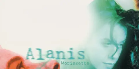 Alanis Morissette, visage en gros plan, évoquant le sentiment d'une "jagged little pill" à travers une esthétique visuelle audacieuse.