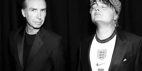 Peter Doherty, l'incarnation de la vie imaginaire entre poésie et crime, pose avec un autre homme.