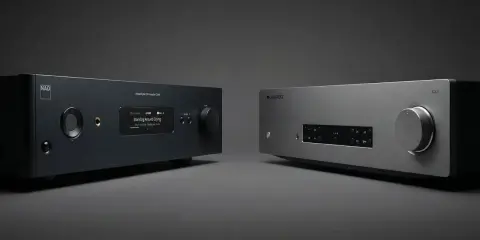 Deux amplis hi-fi, un NAD noir et un Cambridge CXA argenté, côte à côte. Avis sur ampli Cambridge CXA.