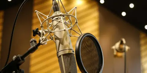Microphone de studio prêt pour le mixage voix. Un filtre anti-pop est positionné pour une prise de son parfaite.
